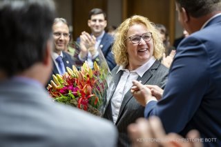 Patricia Constantin (PS) la nouvelle Presidente du Grand Conseil valaisan, reagit apres son election lors de la seance constitutive du nouveau Gouvernement valaisan et du nouveau Parlement du canton du Valais le lundi 14 avril 2025 dans la salle du Grand Conseil valaisan a Sion. (KEYSTONE/Jean-Christophe Bott)